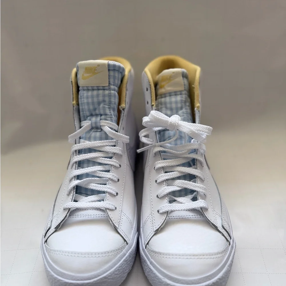 Nike White and Light Gray High-Tops